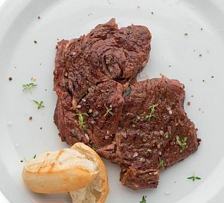 Rib eye steak se sušenými rajčaty