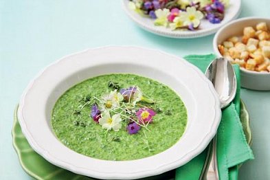 Recept na víkend: Jarní špenátová polévka s čerstvými květy
