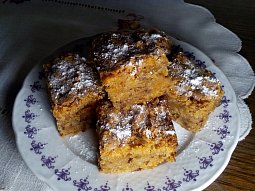 Šťavnatý mrkvový koláč (buchta) s ořechy - hrnková buchta podle Lidky