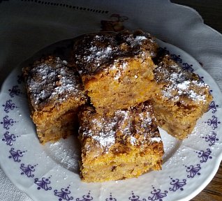 Šťavnatý mrkvový koláč (buchta) s ořechy - hrnková buchta podle Lidky