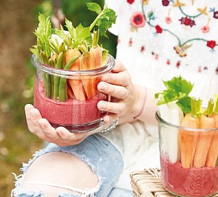 Hummus z červené řepy se zeleninou