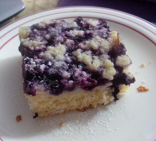 Kynutý táč s ovocem a drobenkou