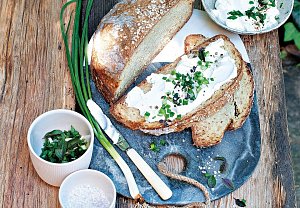Bramborový chléb s jogurtem a bylinkami