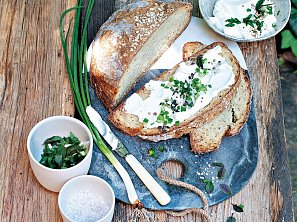 Bramborový chléb s jogurtem a bylinkami