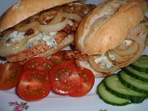 Kuřecí burger nebo bagetka s nivou a cibulkou Kuřecí burger nebo bagetka s nivou a cibulkou