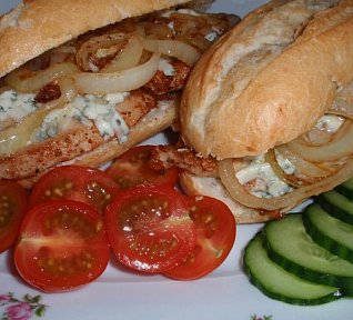 Kuřecí burger nebo bagetka s nivou a cibulkou
