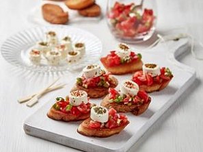 Bruschetty s rajčatovou salsou a delikátním sýrem
