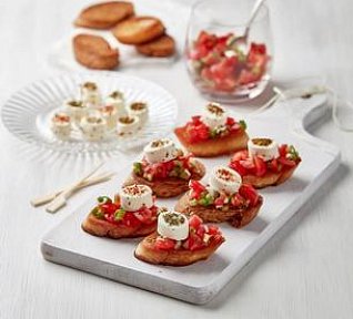 Bruschetty s rajčatovou salsou a delikátním sýrem