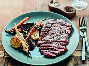 Steak s pečenou zeleninou a omáčkou z vína