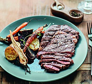 Steak s pečenou zeleninou a omáčkou z vína