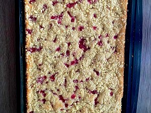 Rybízová bublanina s drobenkou