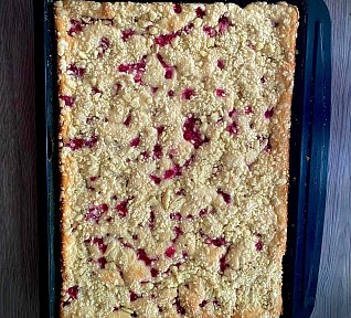 Rybízová bublanina s drobenkou