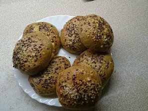 Bulky se sýrem, solí nebo semínkem
