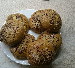 Bulky se sýrem, solí nebo semínkem