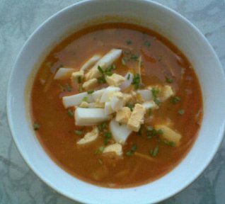 Uzeninová polévka s vejcem