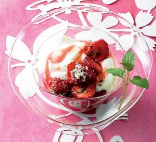 Jogurt s ovocem a reveňovým sirupem