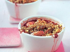 Rebarborový crumble se zakysanou smetanou Rebarborový crumble se zakysanou smetanou