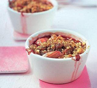 Rebarborový crumble se zakysanou smetanou