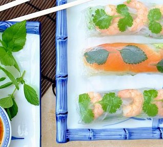 Jarní závitky s krevetami, bylinkami a zeleninovými nudlemi