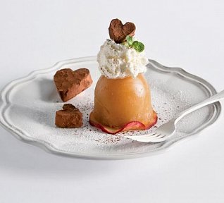 Jablečný pudink se šlehačkou a domácí lanýžky