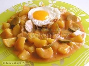 Paprikové brambory s okurkami Paprikové brambory s okurkami