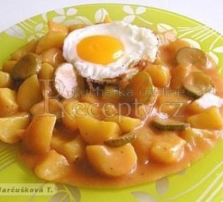 Paprikové brambory s okurkami