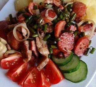 Masová směs s uzeninou a česnekovými výhonky