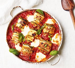 Cuketové rolky s brynzou v rajčatové omáčce