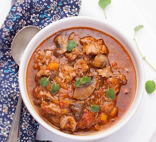 Pikantní kuřecí maso s houbami