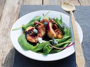 Šťavnatý salát s grilovaným ovocem