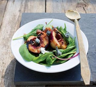 Šťavnatý salát s grilovaným ovocem