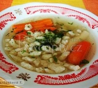 Polévka z vepřových kostí s haluškami