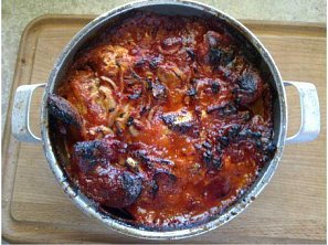 Zapečené buřty s nivou a cibulí