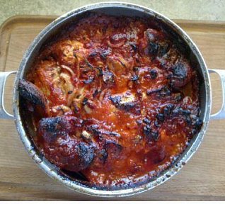 Zapečené buřty s nivou a cibulí