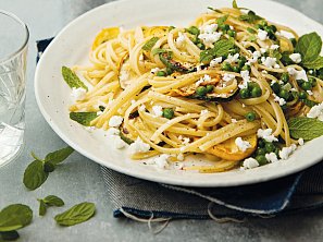 Linguine s cuketou, hráškem, fetou a mátou