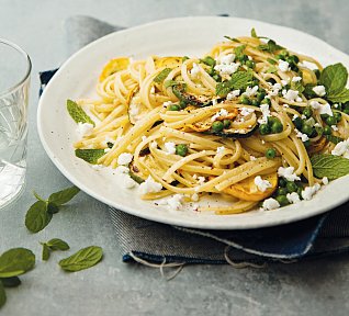Linguine s cuketou, hráškem, fetou a mátou