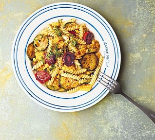 Těstoviny s pečenými rajčaty, cuketou a grilovanou kukuřicí