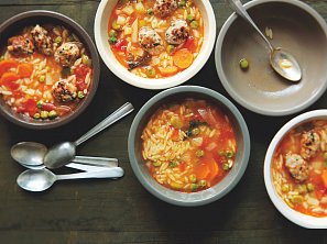 Italská orzo polévka s bazalkovými knedlíčky Italská orzo polévka s bazalkovými knedlíčky