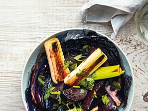 Pečené červené zelí s řepou a pórkem