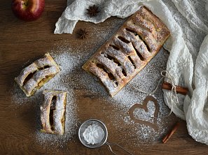 Jablečný závin s kardamomem a vlašskými ořechy