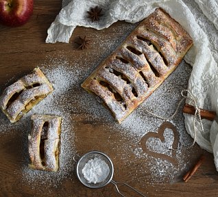 Jablečný závin s kardamomem a vlašskými ořechy