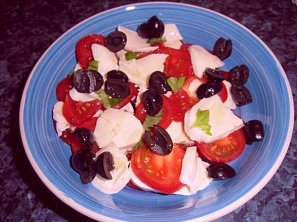 Salát Caprese s olivami