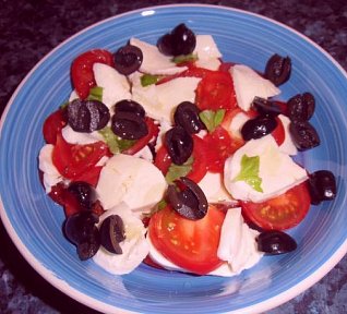 Salát Caprese s olivami