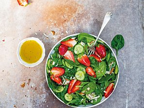 Špenátový salát s jahodami