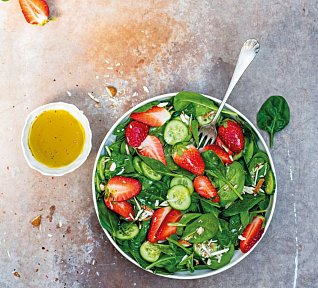 Špenátový salát s jahodami