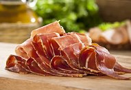 Špagety s kapustičkami, šunkou a ořechy