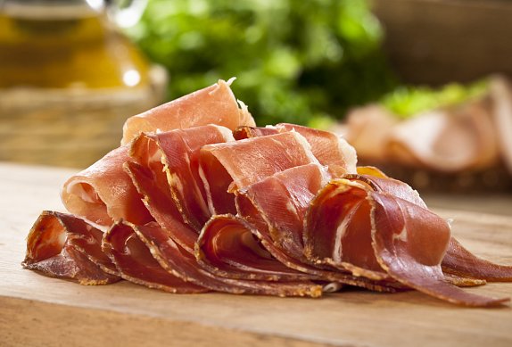 Špagety s kapustičkami, šunkou a ořechy