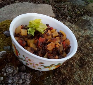 Černá čočka se zeleninou - salát nebo příloha