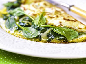Omeleta s čerstvým špenátem a sýrem