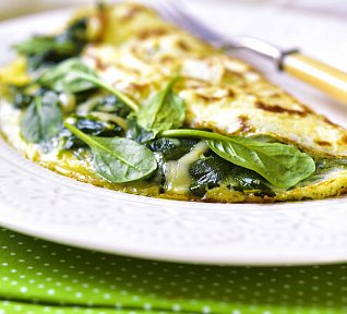 Omeleta s čerstvým špenátem a sýrem